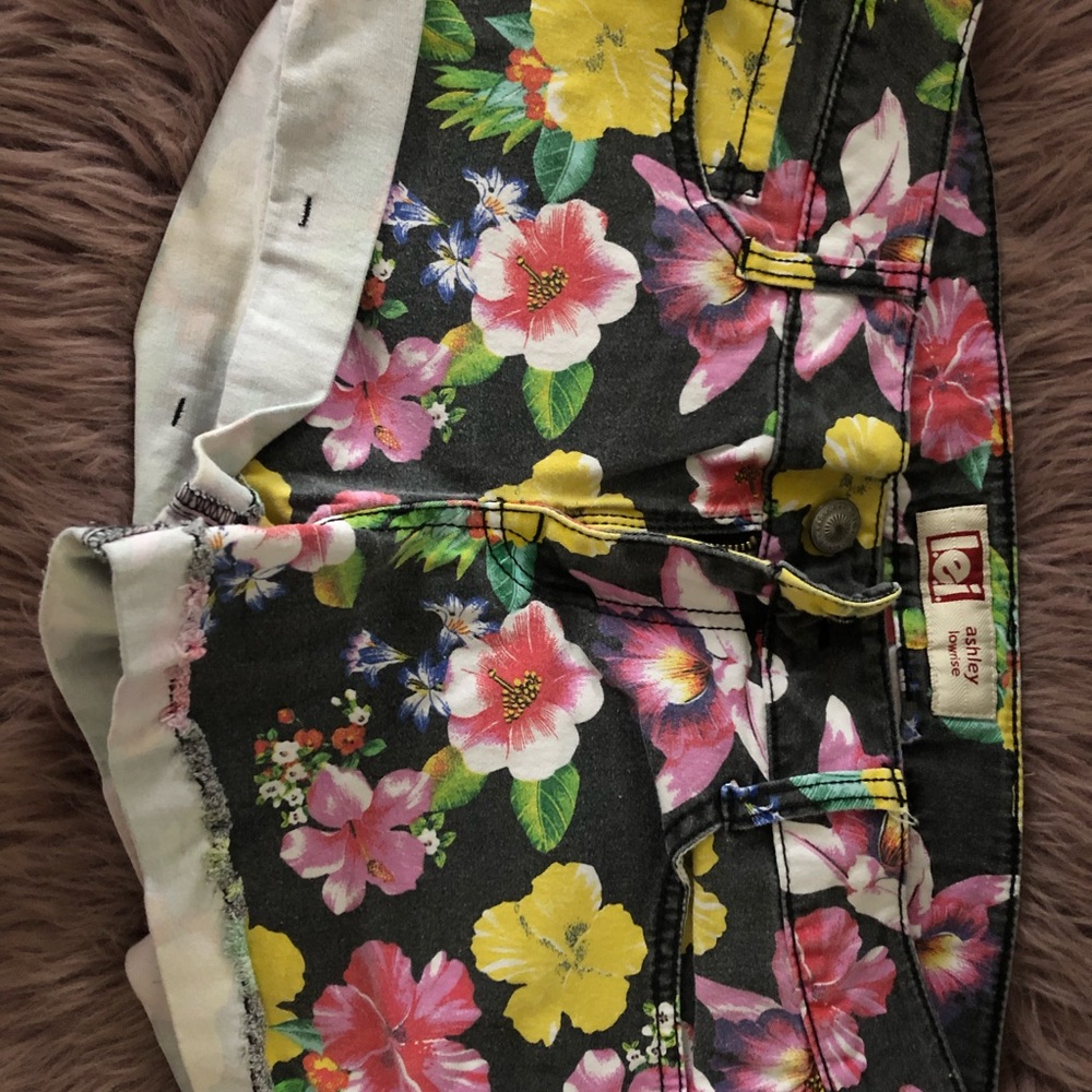 L.E.I low rise shorts